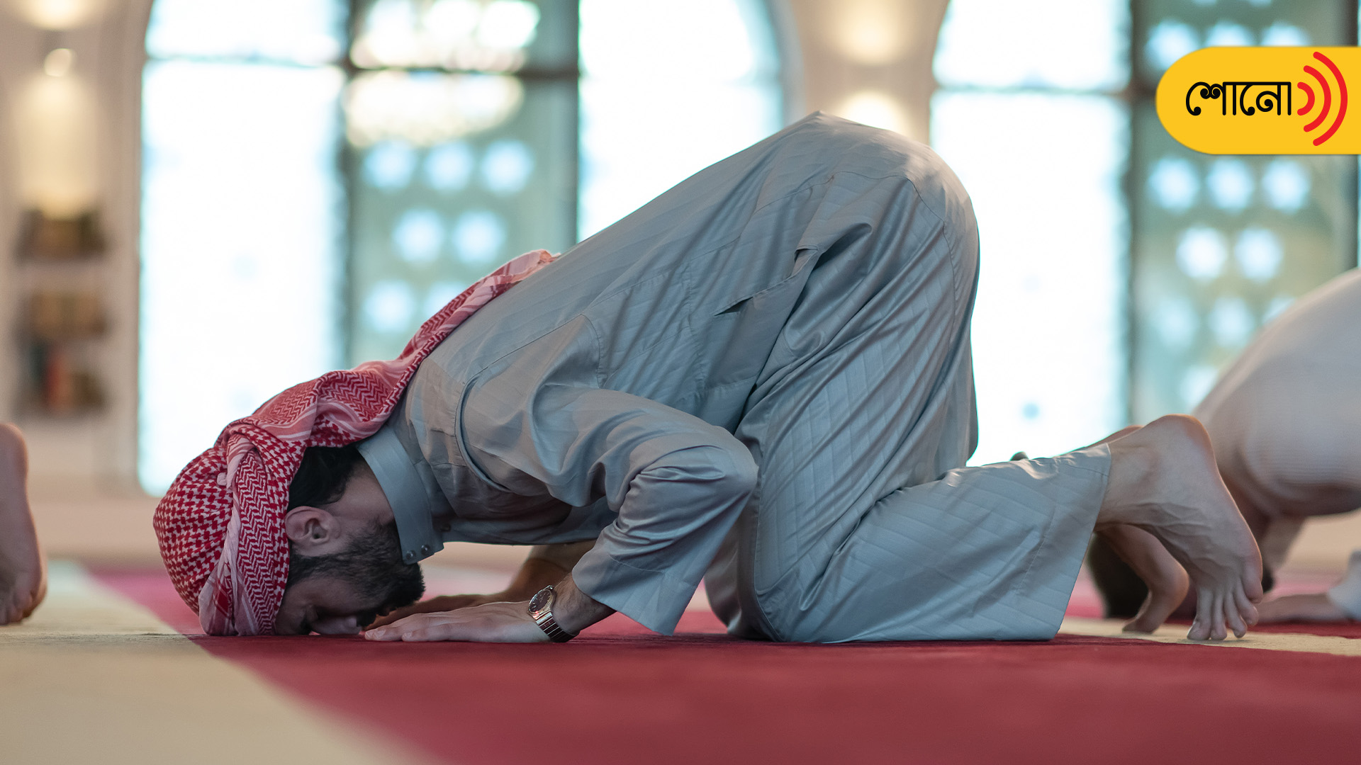 Images of Muslims praying at Paris airport stirs row
