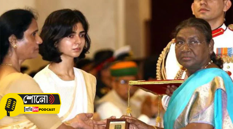 Smriti Singh, wife of Captain Anshuman Singh received the Kirti Chakra from President Murmu