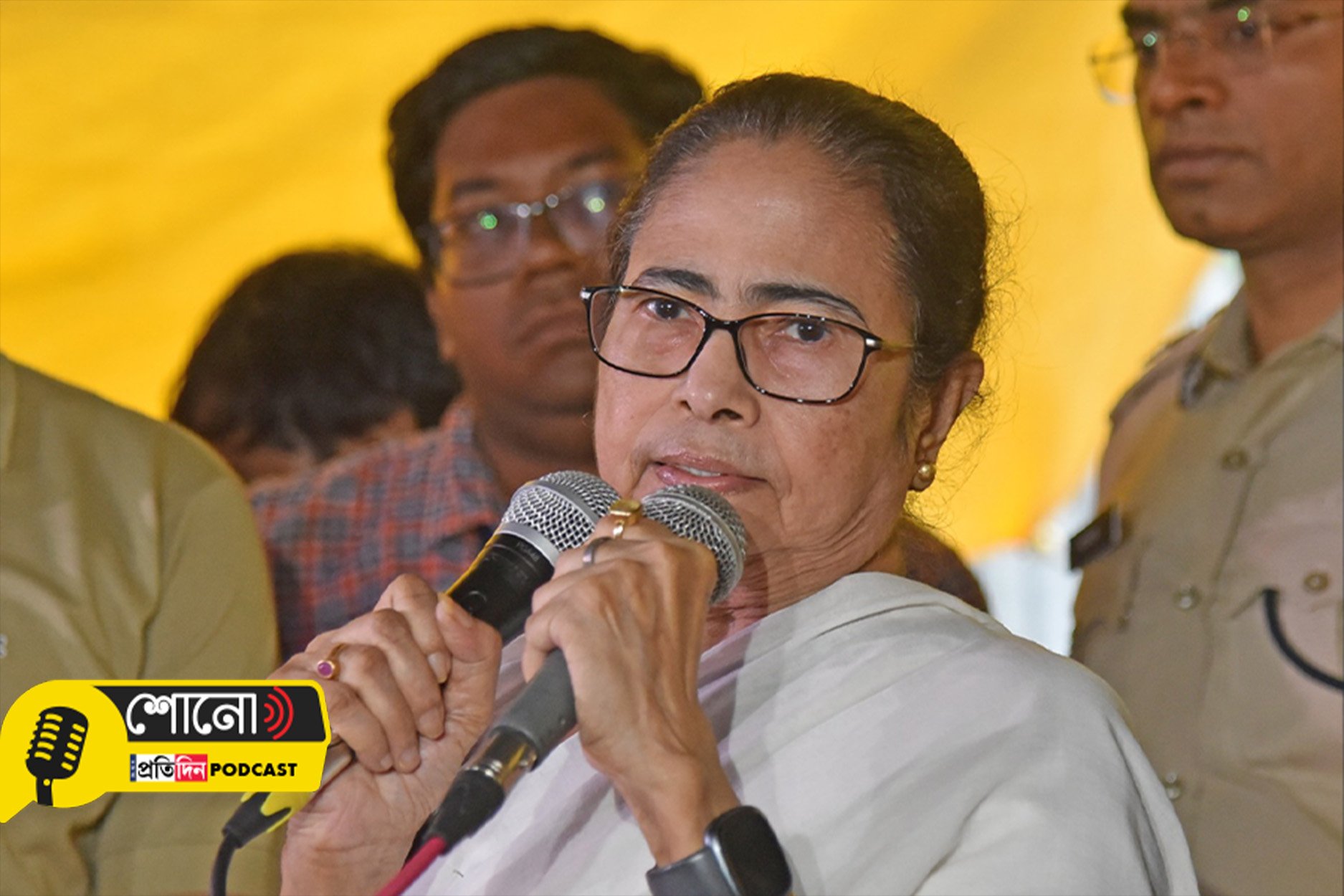 Mamata Banerjee meets with junior doctors in protest field