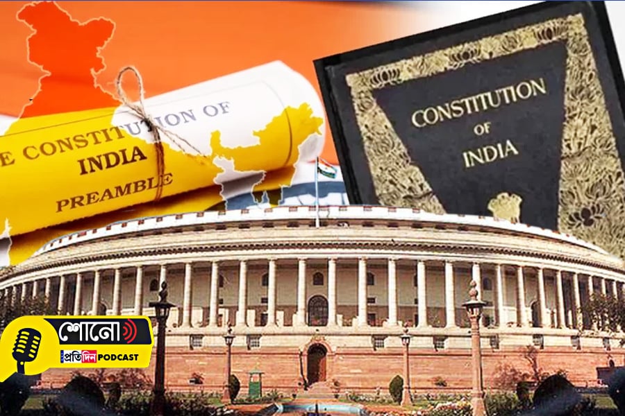 know what Shashi Tharoor says about Indian Constitution