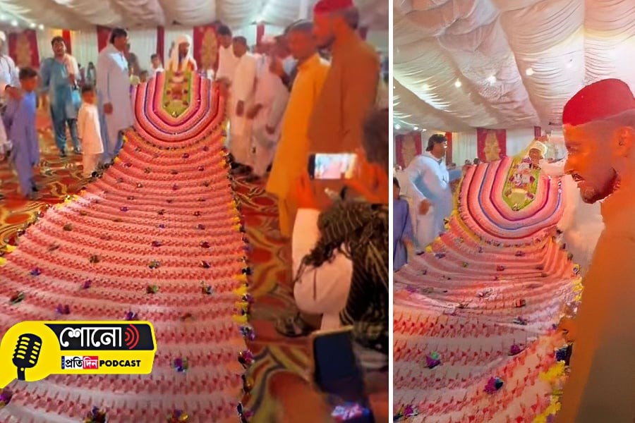 Pakistani Man Gifts 35-Foot-Long Cash Garland To His Brother During Wedding