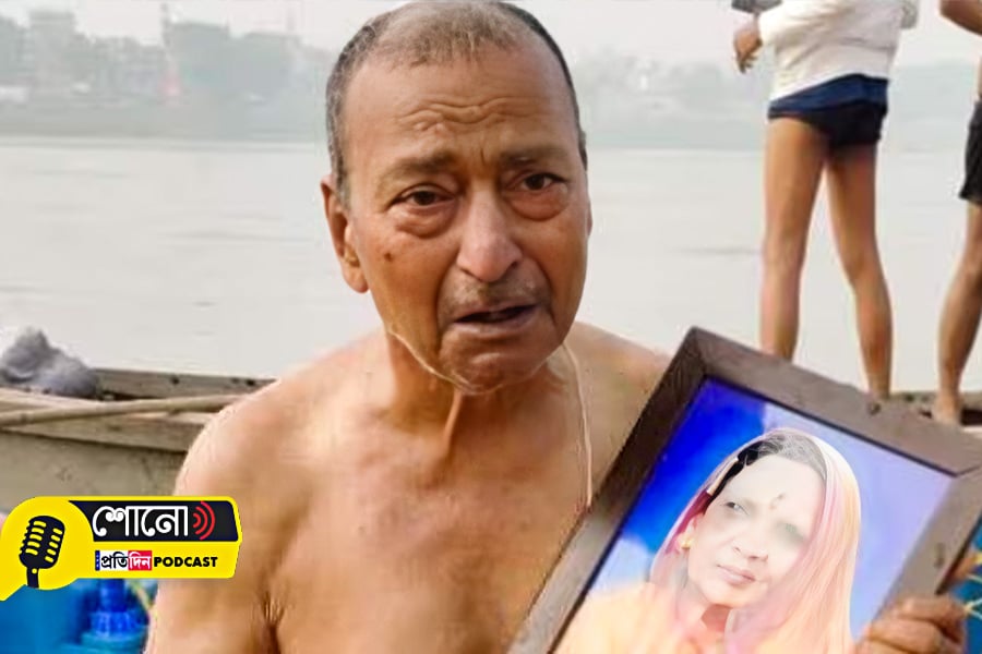 Man completes Sahi Snan holding photo of his mother